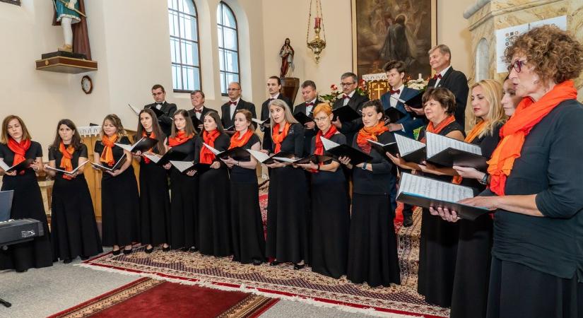 A koloni Zobor Hangja Vegyeskar képviseli Felvidéket a VI. Magyar Kórusok Találkozóján