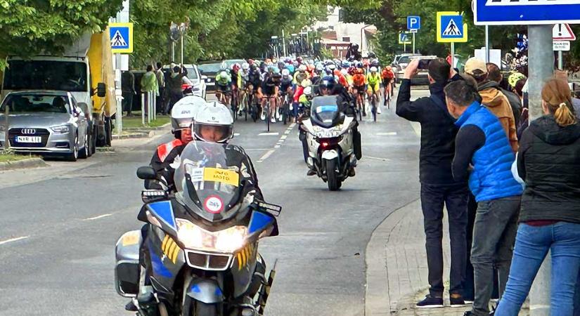 Mentőautó konvoj követte a száguldozó bringásokat Budapest környékén, rengetegen szurkoltak a Tour de Hongrie versenyzőinek
