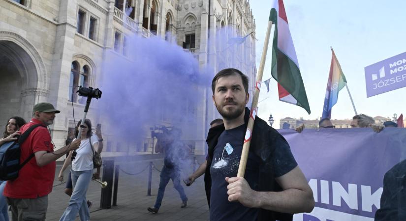 Tiltakozás a "bosszútörvény" miatt a Kossuth téren
