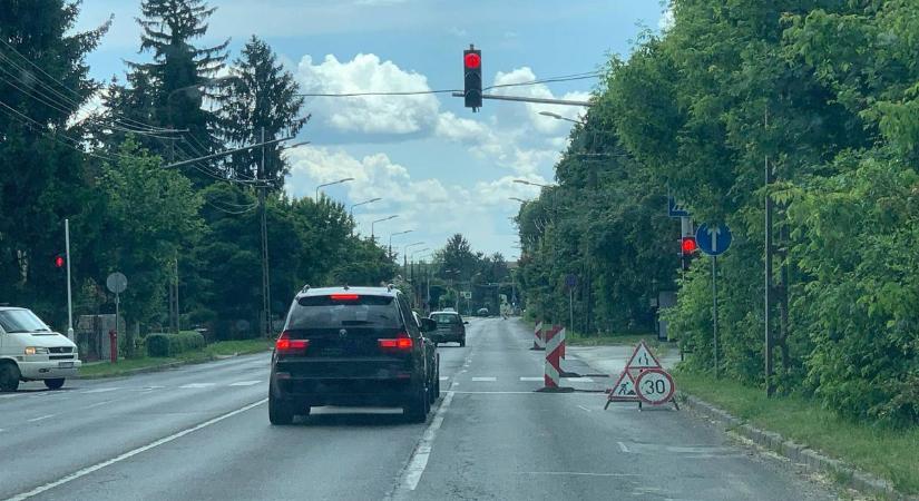 Sávszűkület – szólunk előre: ettől kapsz idegbajt hétfőn reggel az autódban ülve
