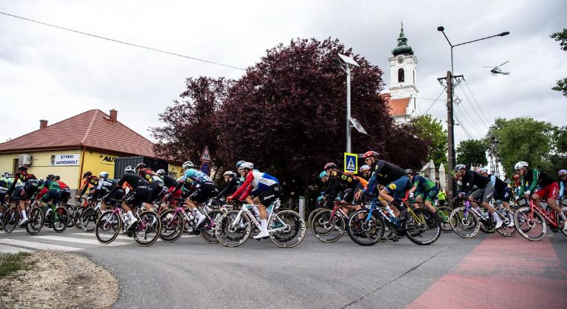 Bukás után kiugrott váll, spinningelő tűzoltók, parádés élőkép – ez volt a Tour de Hongrie utolsó szakasza (VIDEÓ)