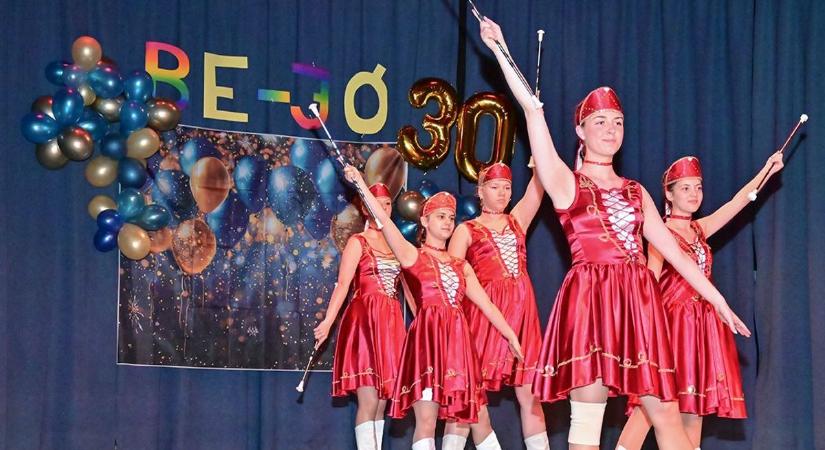 BE-JÓ este volt! Harmincéves jubileumát ünnepelte a kőszegi táncegyüttes