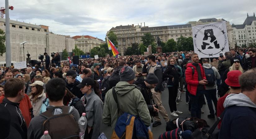 Már gyülekeznek az emberek a Kossuth téren