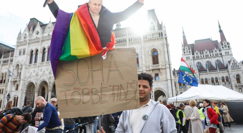 A szabad sajtó és civil szervezetek ellehetetlenítése ellen tüntetnek a Kossuth téren