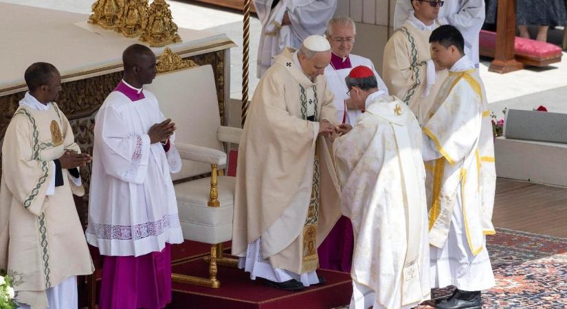 Így néz ki Leó pápa halászgyűrűje és a pallium