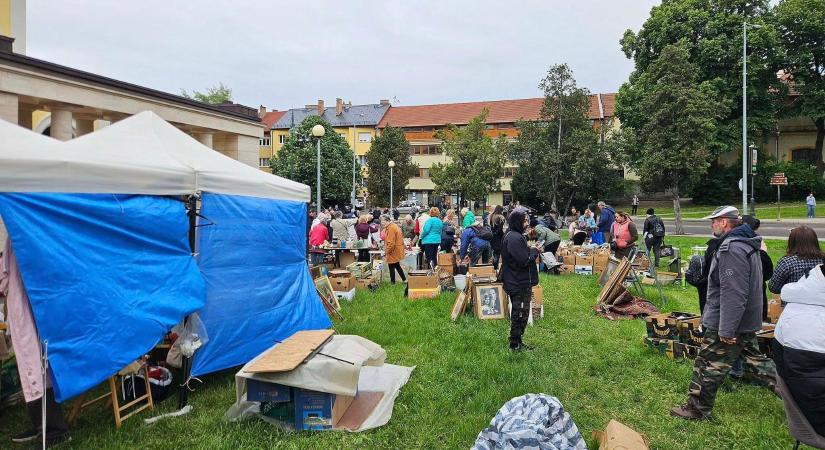 Vágner Ákos polgármesternek nem tetszenek a banános dobozok a Régiségvásáron - ez is egy költöztetési ok