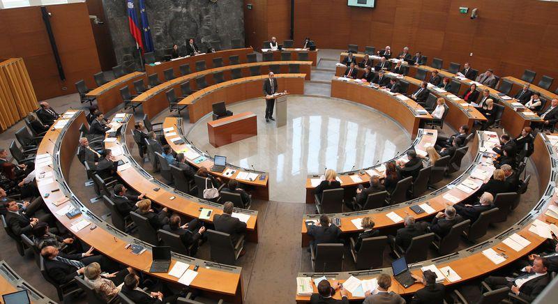 Öngyilkossággal fenyegetőzött egy szlovén képviselő a parlament tetején (videó)