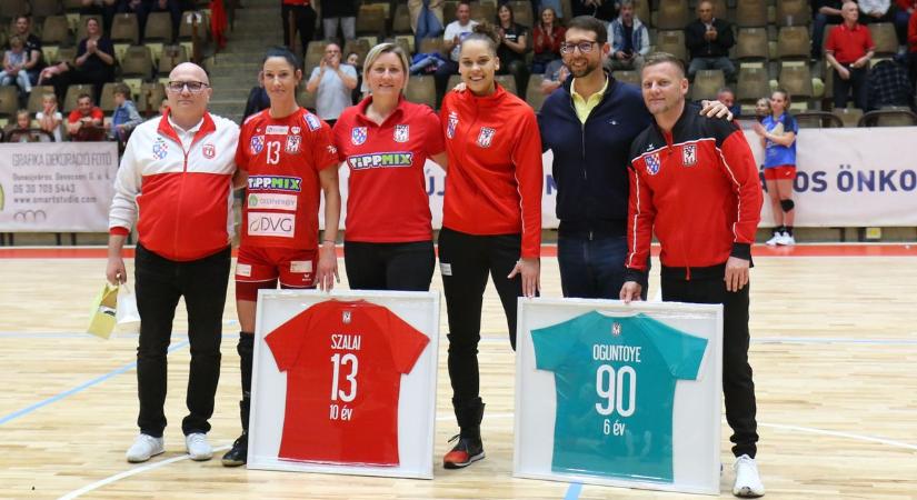 Megható pillanatok, könnyes búcsúzás a sportcsarnokban