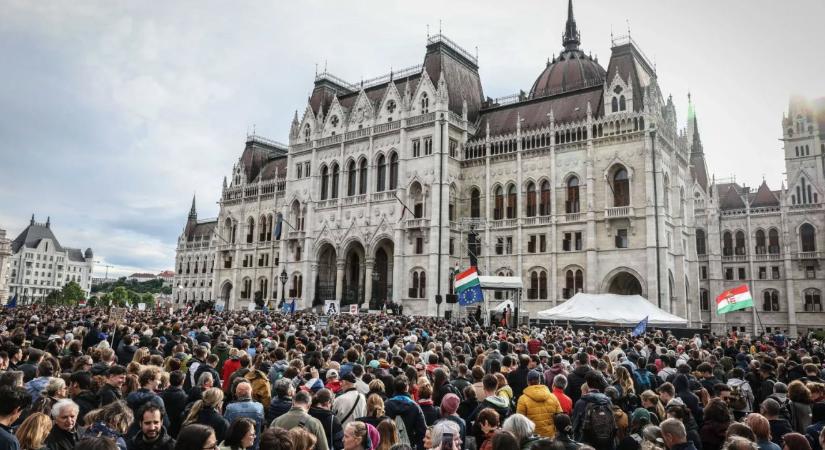 Megtelt a Kossuth tér tüntetőkkel: „Ez a törvénytervezet a fekete autó”