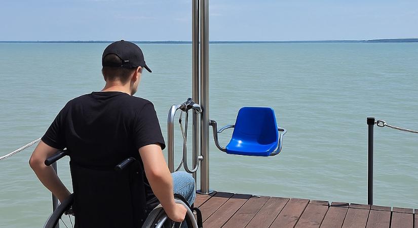 Mozgássérült beemelő létesült a csopaki strandon összefogással