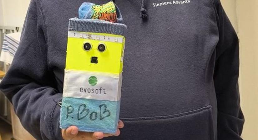 Ettől tuti jó kedved lesz! Bókoló Bob, a kedves robot Egerben járt