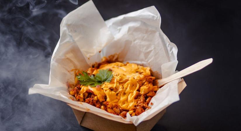 Ezt jól kisütötték: a street food sztárja a krumpli, amibe minden belefér
