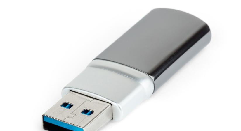 Mire valók a négyzetes lyukak az USB-csatlakozókon?