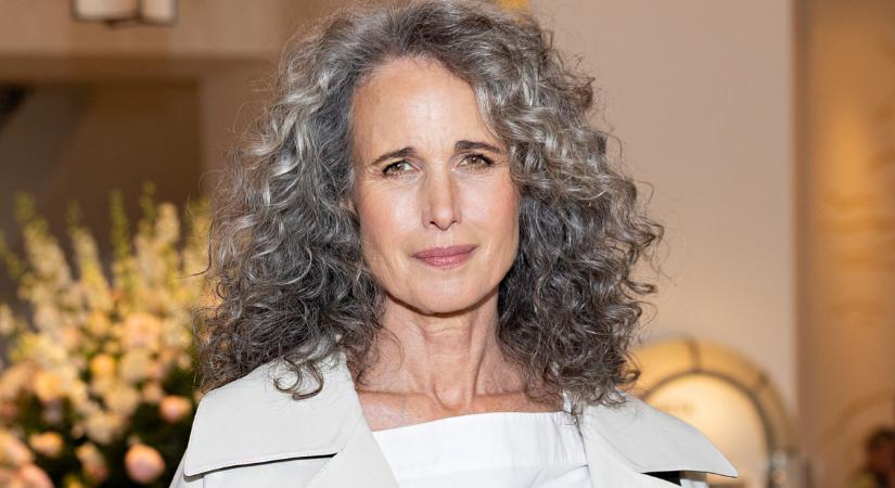 A hét szettje: a 67 éves Andie MacDowell minimalista bézs szettje nőies, modern és sikkes