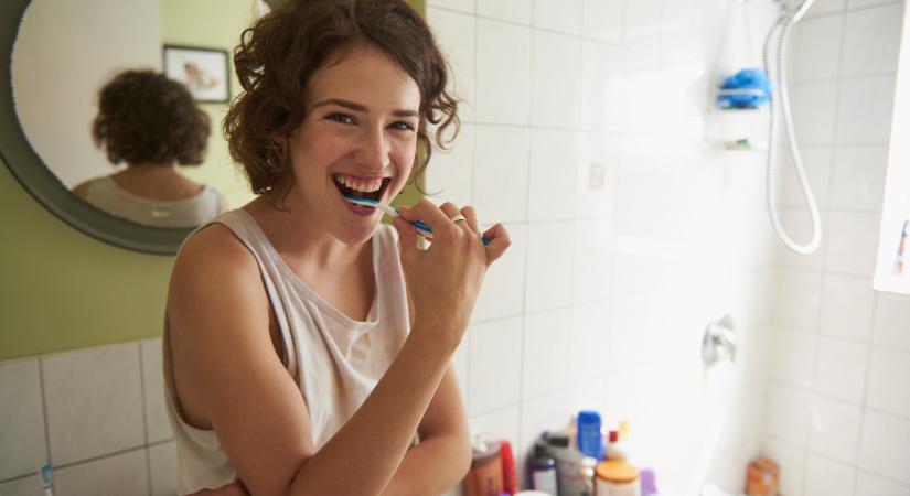Nem biztos, hogy akartad tudni, mit tesz a menstruációs ciklus a fogínyeddel