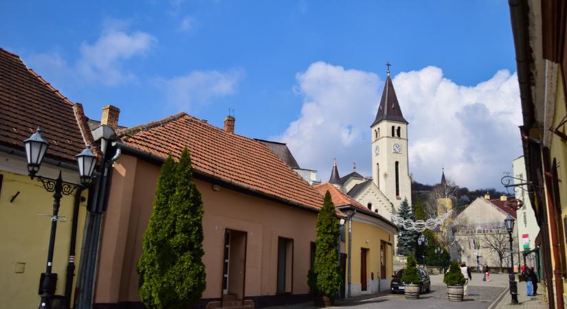A tokaji önkormányzat műemlék épületet áldoz be, hogy parkolót építsenek a helyére