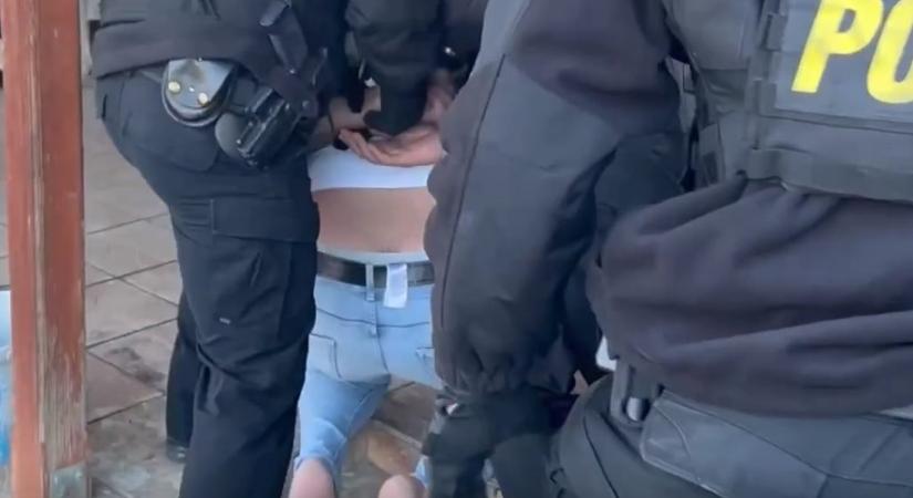 Tízmilliókat kaszált élettársai futtatásából