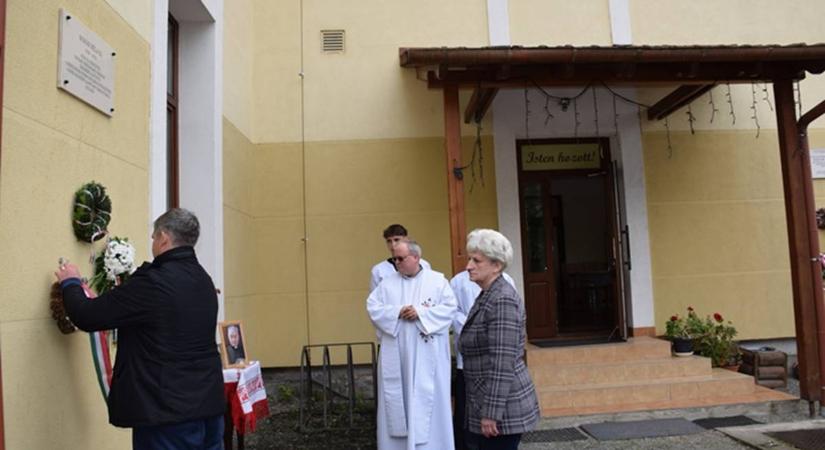 Emléktáblát avattak a beregszászi Pásztor Ferenc Közösségi és Zarándokház falán - Bohán Béla plébános életpéldája