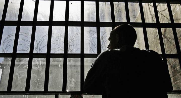 Elítélt bűnözőkre bízná a kátyúzást és a szemeteskukák ürítését a kormány Angliában