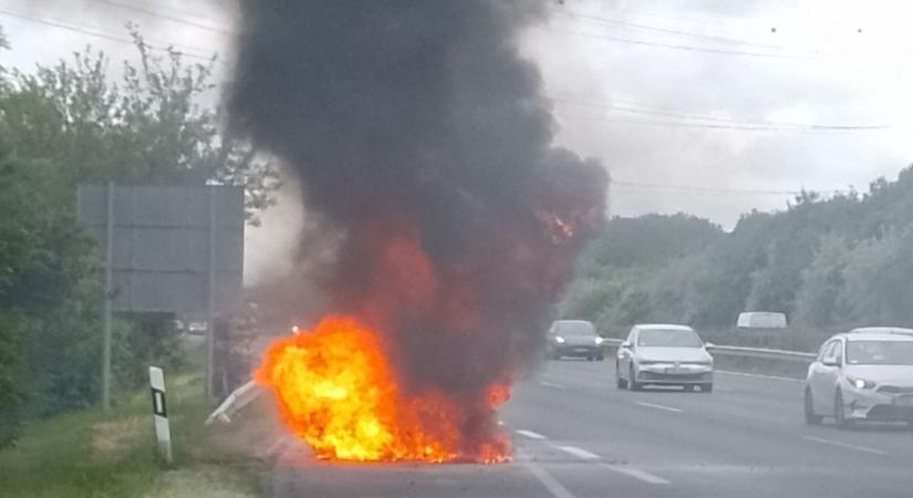 Hatalmas lángokkal égett egy autó a sztrádán, katonák mentették meg az utasait ( fotók)