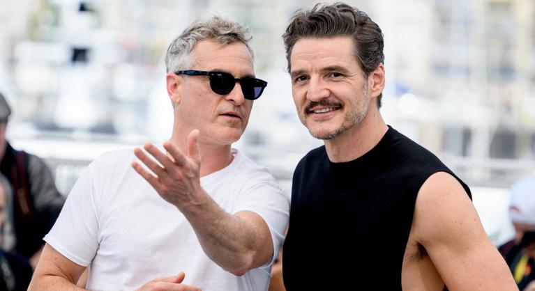 Dráma a vörös szőnyegen: Pedro Pascal gyors reflexei mentették meg Joaquin Phoenixet