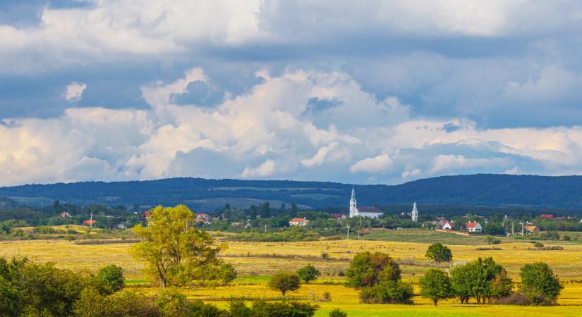 Szinte ingyen adják a telkeket ebben a csodás Balaton-felvidéki faluban: van egy feltételük