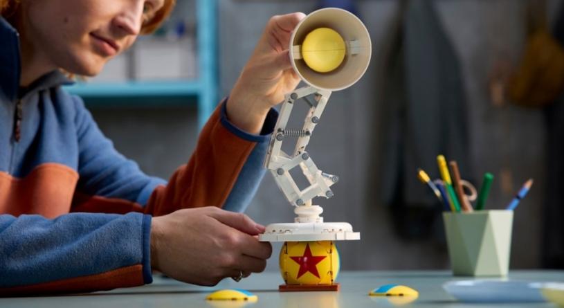 Az új LEGO Ideas Pixar Luxo Jr. gyűjtői modellel a Pixar ikonikus lámpáját építhetjük meg