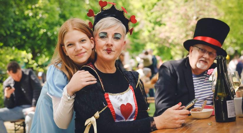 A noszvaji piknik vendégei Alíz Csodaországába csöppentek