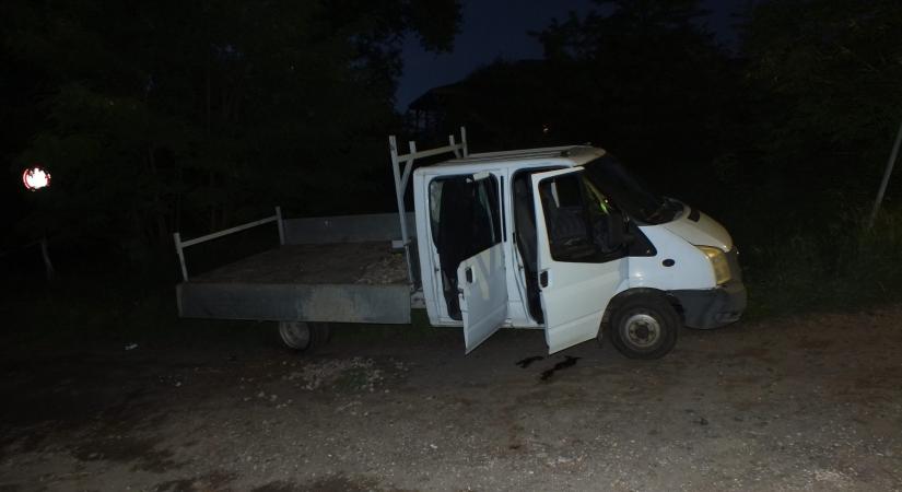 Holttestet találtak egy parkoló autóban Dunakeszin: az áldozatot agyonütötte a barátja – videó a cikkben