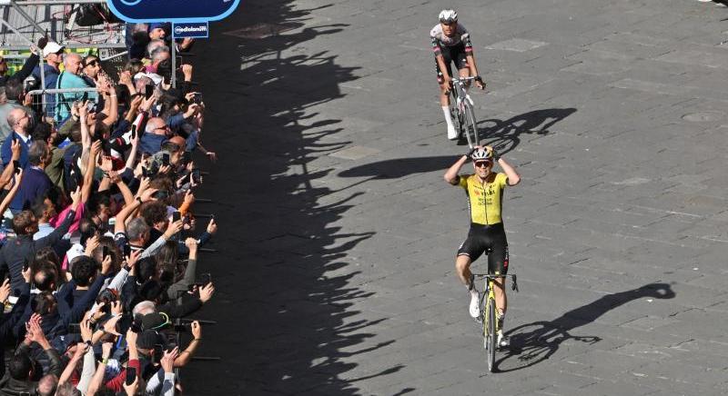 Wout van Aert nyerte a Giro klasszikusokra hajazó szakaszát