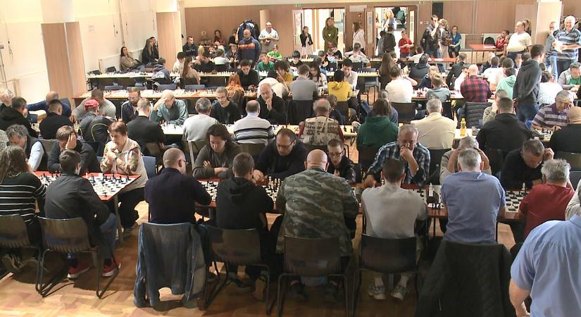 Több mint kétszázan sakkoztak a Csapókertben.