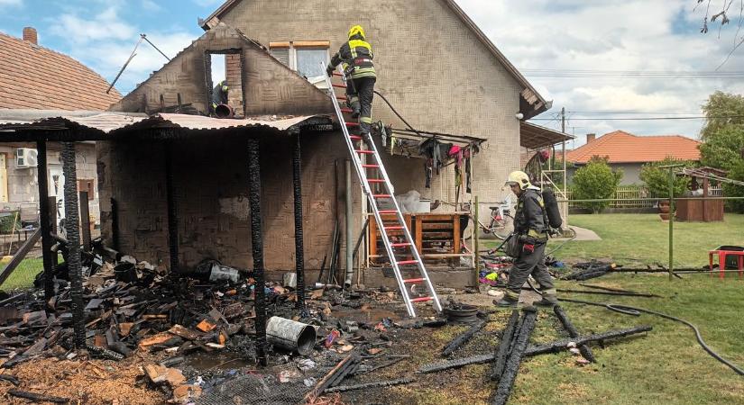 Árulkodó képek: mire megérkeztek a tűzoltók, már mindenütt tomboltak a lángok, füstben úszott az abonyi utca