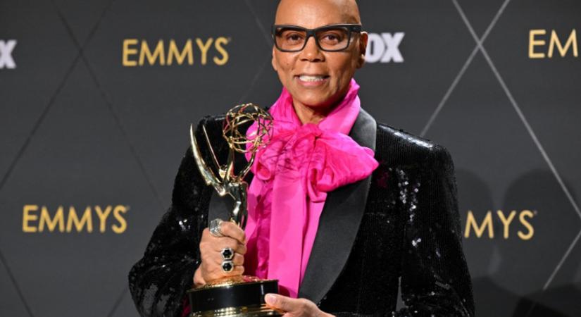 Belső udvar növények nélkül? RuPaul gyönyörű és elegáns belső udvarát te is elfogadnád
