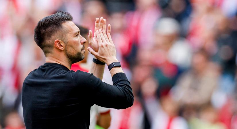 Sokk Amszterdamban – azonnali hatállyal távozik az Ajax edzője