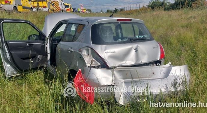 Közlekedési balestekben segédkeztek a tűzoltók 