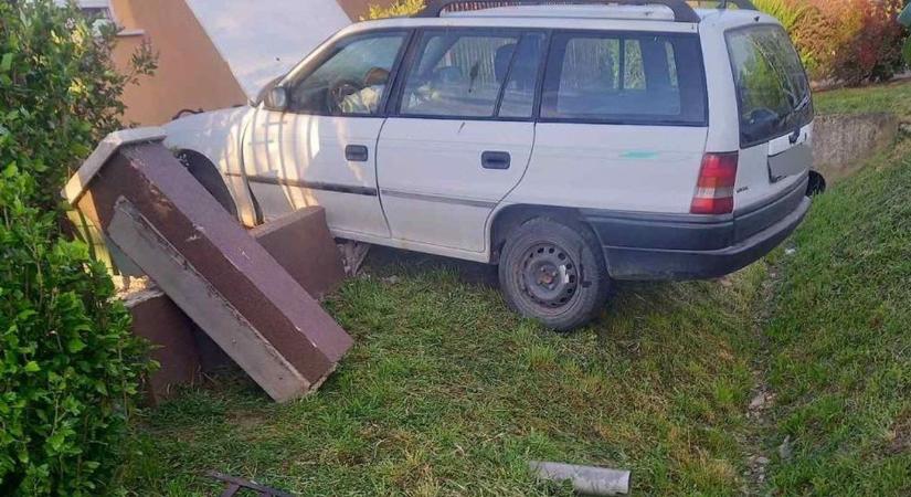 Baleset Berettyóújfaluban: kerítésnek csapódott egy autó! – fotókkal!