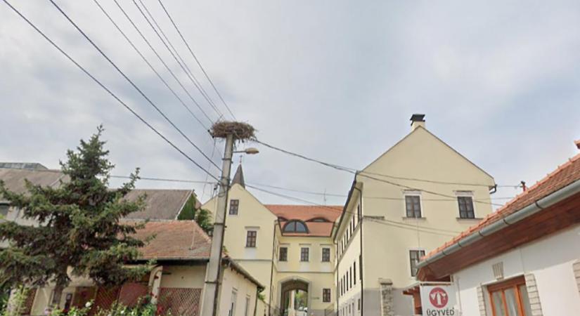 Kell a hely a NER elitjének, műemléki épületet gyalulnak le Tokajban, hogy parkolót építsenek a helyére