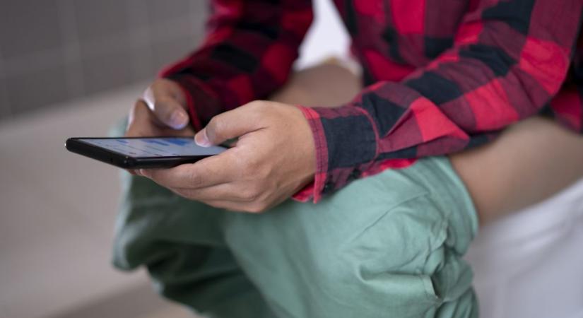 Veszélyes lehet a vécén telefonozni