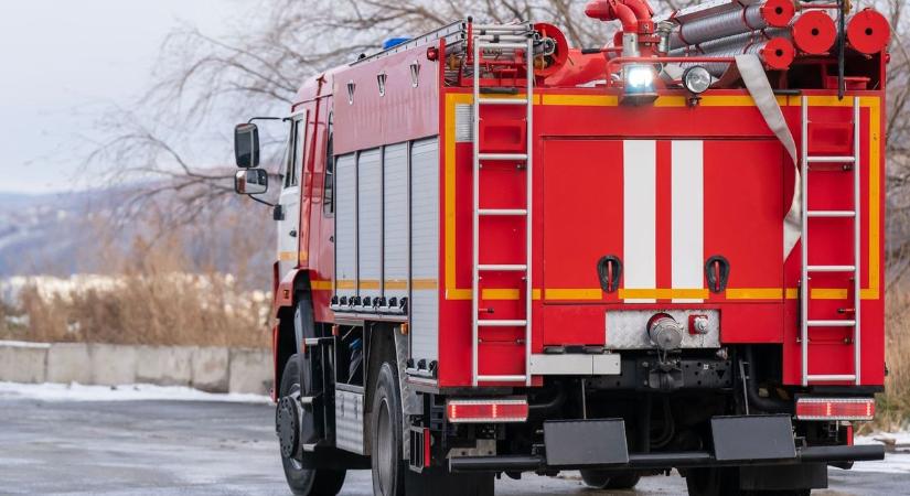 Az árokba ment egy autó, komoly fennakadással számolhatunk