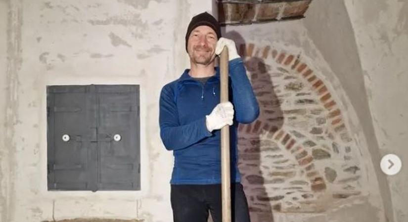 Vadon Jani 55 éves lett – még mindig rollerezik, animét néz, és romos házat újít fel Kőszegen saját kezűleg