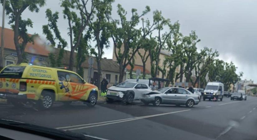Karambol a debreceni Hatvan utcában