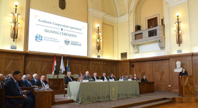 Új korszak kezdődik a Debreceni Egyetemen – amerikai partnerrel indítanak közös agrárképzést – videóval