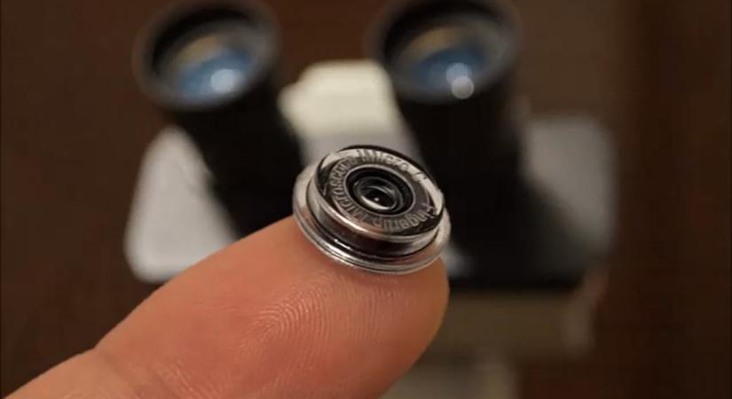 Hamarosan jöhet az ujjbegynél kisebb, telefonra szerelhető mikroszkóp
