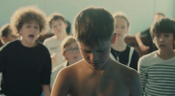 Péterfy Bori és Beton.Hofi rövidfilmeket ajánl