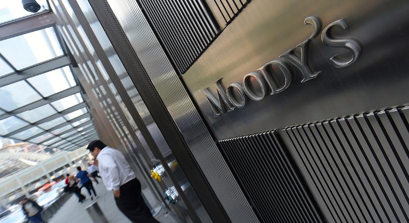 Nagyot szólt a Moody's döntése, máris lépnek a befektetők