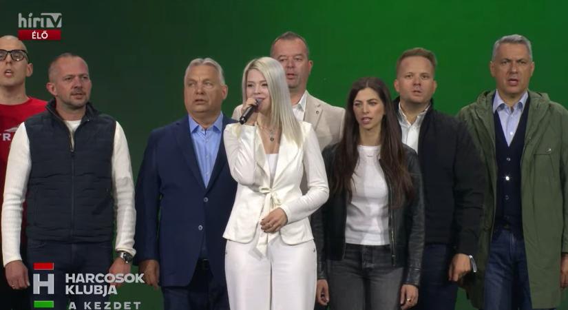 Videón, ahogy Muri Enikő a Himnuszt énekli a Fidesz harcosaival a háta mögött – De kié volt a legemlékezetesebb produkció? Szavazzon!