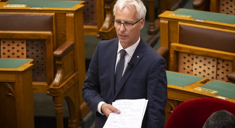 „A társadalom elbillent, innen nincs visszaút” - a nagytakarítási törvényről kérdezték a kormányt napirend előtt a parlamentben