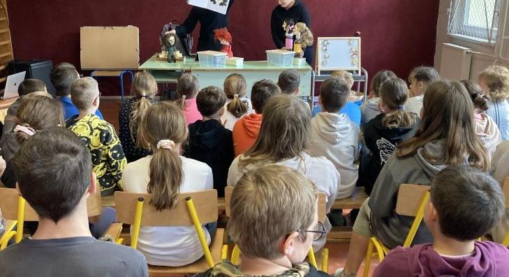 Tanulságos bábelőadás tartottak a Szűcsi iskolában 