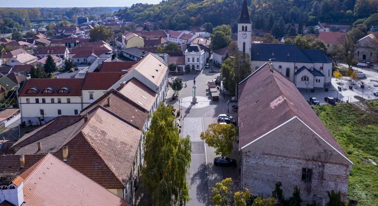 Műemléket bont le Tokaj, hogy parkolót építsen