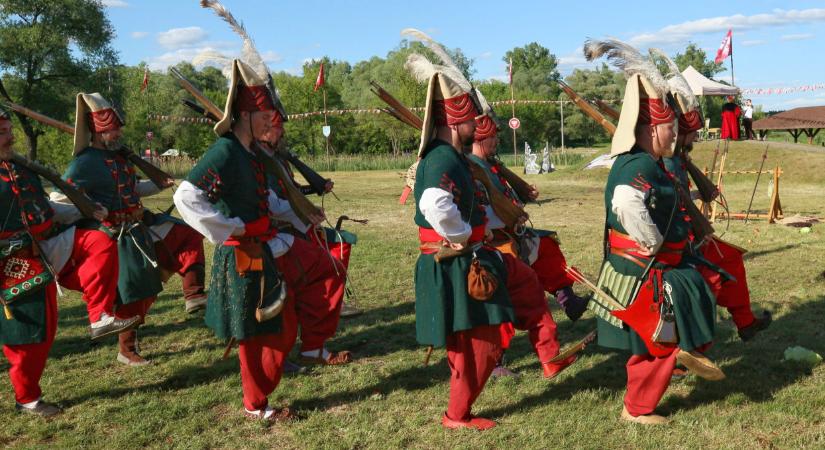 Bármelyik magyar polcán ott lapulhat egy ilyen kincs: milliókért kelt el ez a régi könyv
